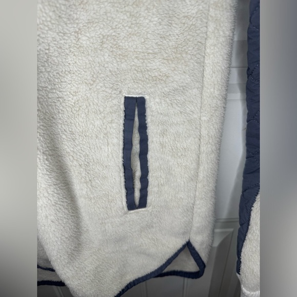 Abercrombie & Fitch Asymmetrical Snap Up Quilted Fleece Sweatshirt - Picture 3 of 7